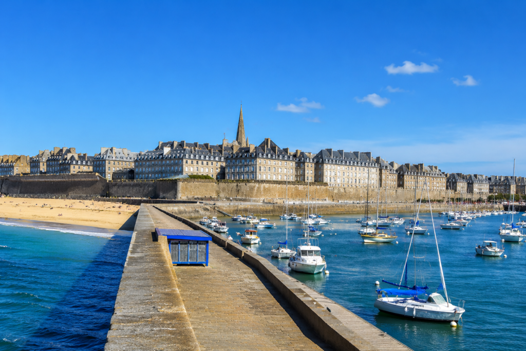 Vue panoramique de Saint-Malo en Bretagne avec ciel bleu et remparts historiques